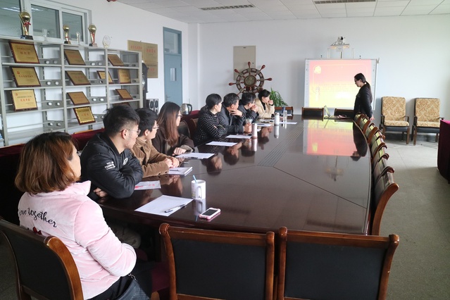 答辩组评委认真听取各个预备党员的汇报 答辩组评委认真听取各个预备党员的汇报